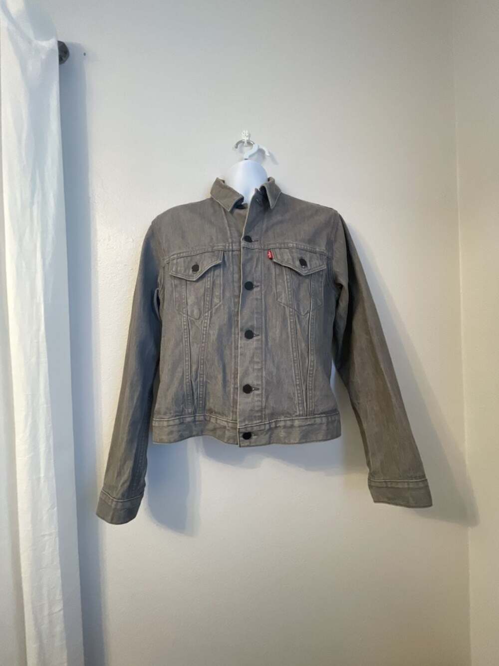 Levi's Trucker Jacket mens Size L Grey Denim Outerwear
Workwear 
Classic